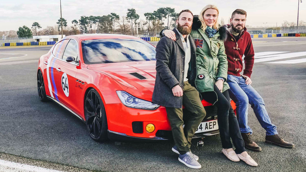 Carros antigos (e em perfeitas condições) são desafiados na pista de corrida